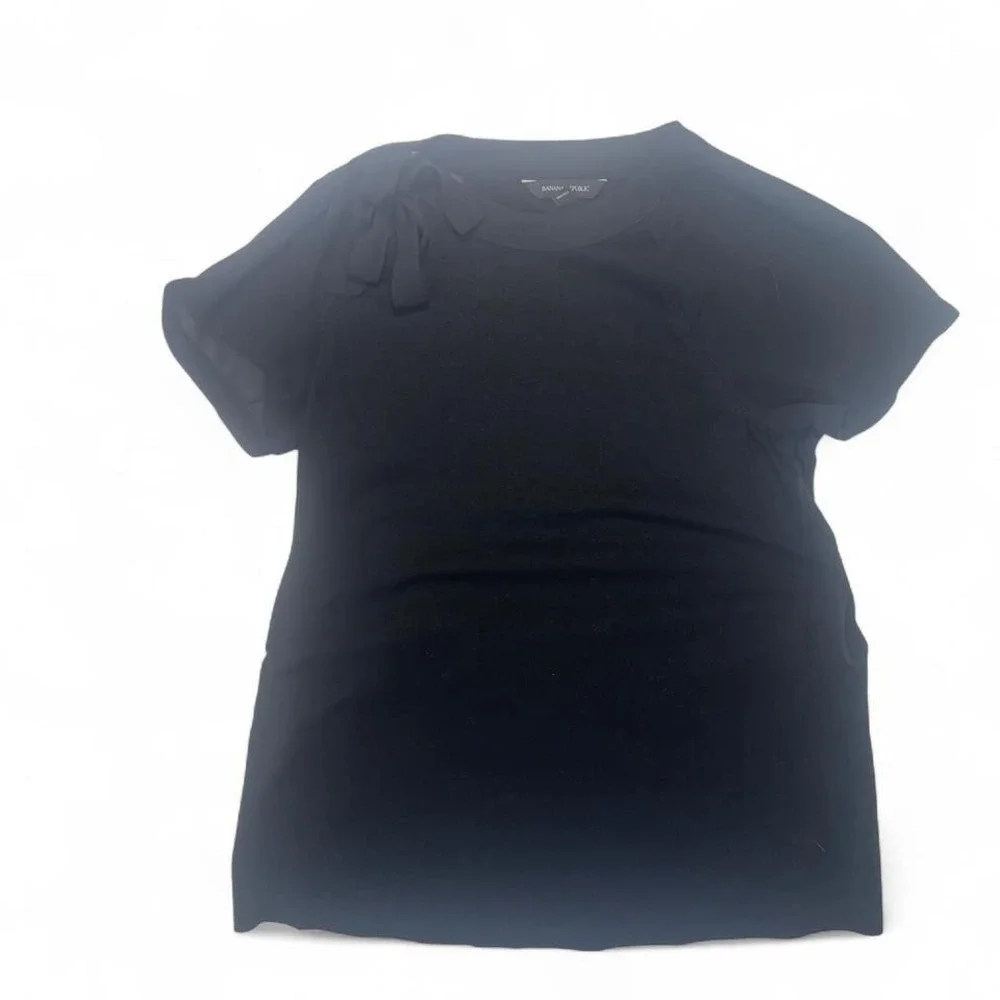 Black top with‎ puff sleeve